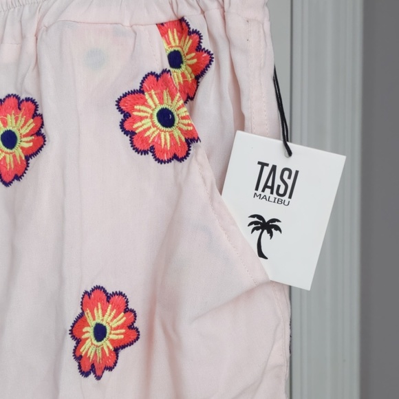 TASI Malibu Alix Embroidered Shorts - Picture 2 of 4